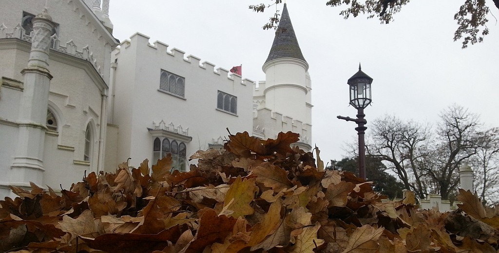 Strawberry Hill House, a white neo-Gothic castle, with autumn leaves in front of it